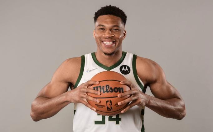 You are currently viewing Giannis Antetokounmpo had an outstanding performance, scoring a record-breaking 64 points to lead the Milwaukee Bucks to a 140-126 victory over the Indiana Pacers.